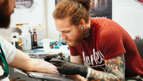 Илья Корнеев – Татуировщик с большим опытом. Принимаю мужчин и женщин в Мексике. Работы в стиле нью скул, реализм, блэкворк.